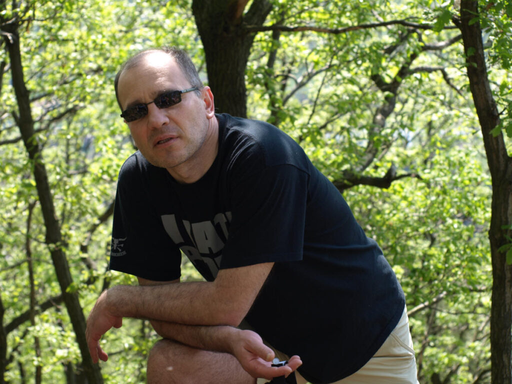 Tomasz Wawrzyniak wśród drzew